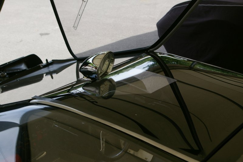 Roof mounted rear view mirror